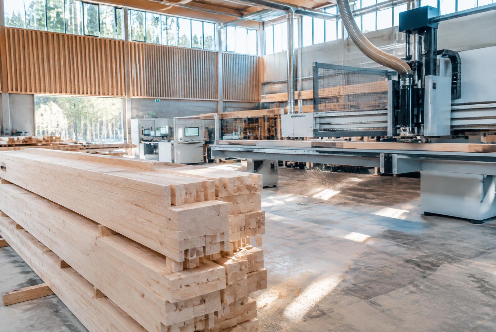 Moderne Zimmerei-Werkstatt mit Brettschichtholz und Abbundmaschine